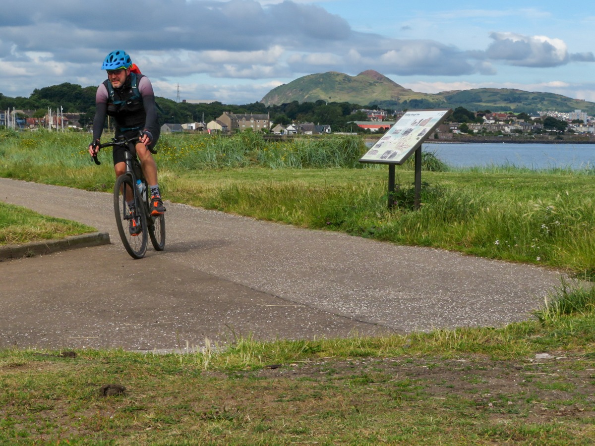 L'Arthur's Seat fa da sfondo all'arrivo sul mare