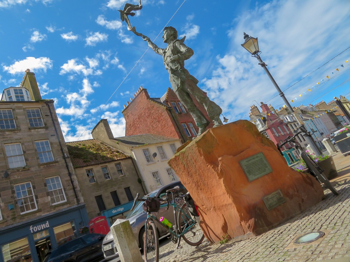 La statua a John Muir nel centro di Dunbar